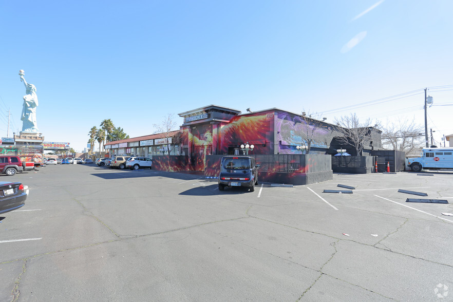 4211 W Sahara Ave, Las Vegas, NV for lease - Primary Photo - Image 1 of 30