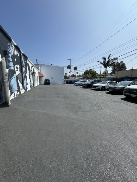 7574-7580 Melrose Ave, Los Angeles, CA for lease - Building Photo - Image 2 of 2