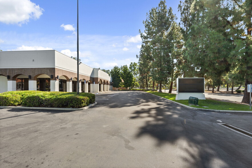 21725 Erwin St, Woodland Hills, CA for sale - Building Photo - Image 3 of 19