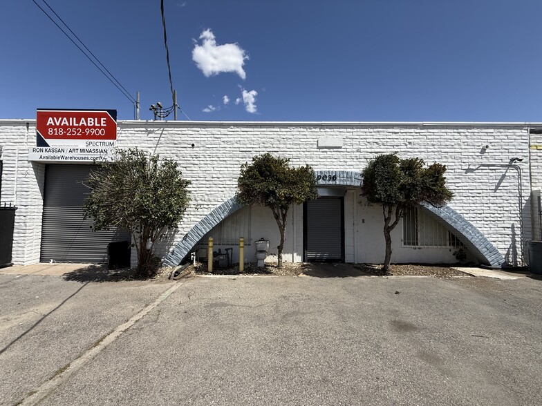 9036 Owensmouth Ave, Canoga Park, CA for lease - Building Photo - Image 2 of 19