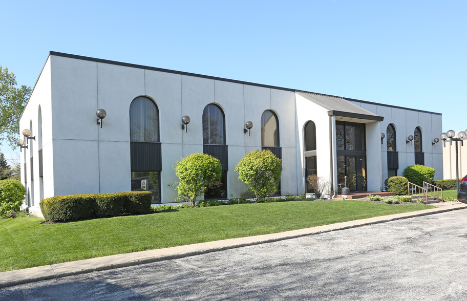 5 E College Dr, Arlington Heights, IL for lease - Building Photo - Image 1 of 3