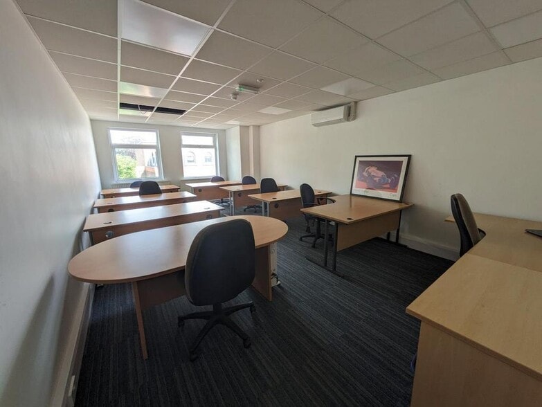 185 Fleet Rd, Fleet for lease - Building Photo - Image 2 of 3