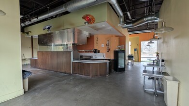 925 N Anchor Way, Portland, OR for lease Building Photo- Image 1 of 11