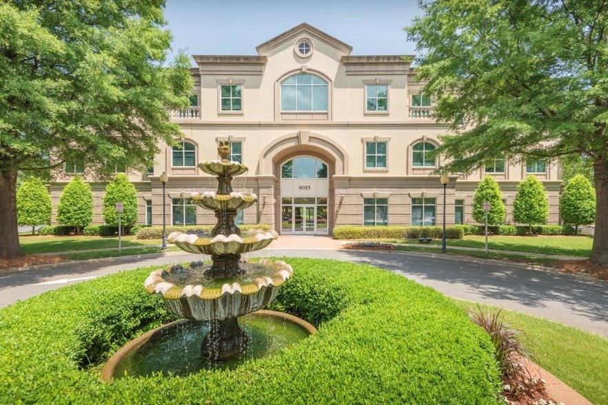 8015 W Kenton Cir, Huntersville, NC for lease - Building Photo - Image 2 of 5