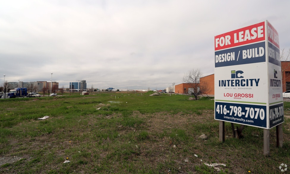 703 Applewood Cres, Vaughan, ON for lease - Primary Photo - Image 1 of 2