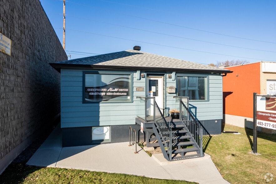 2713 Centre St NW, Calgary, AB for sale - Primary Photo - Image 1 of 4