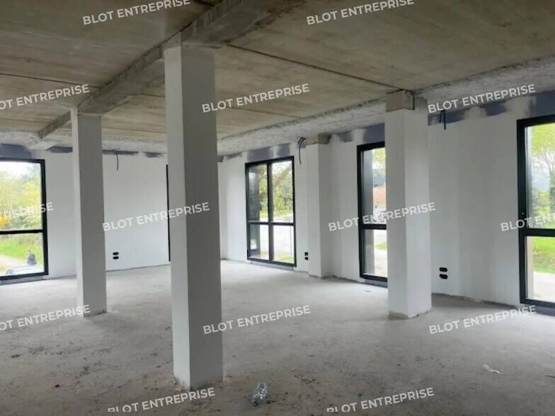Office in Vannes for lease - Building Photo - Image 3 of 6