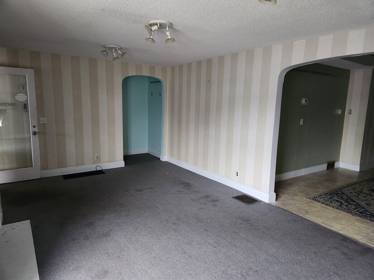 3991 Harlem Rd, Snyder, NY 14226