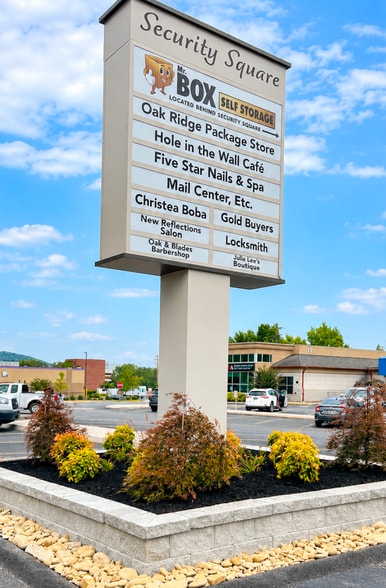 963-979 Oak Ridge Tpke, Oak Ridge, TN for sale - Building Photo - Image 2 of 6