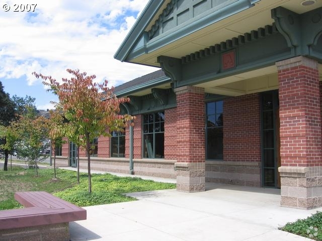 1495 NW Garden Valley Blvd, Roseburg, OR for lease - Building Photo - Image 2 of 8