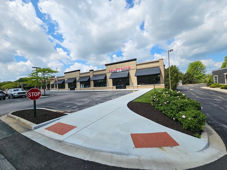 1820-1830 Meadow Ln, Pewaukee, WI for lease - Building Photo - Image 2 of 13