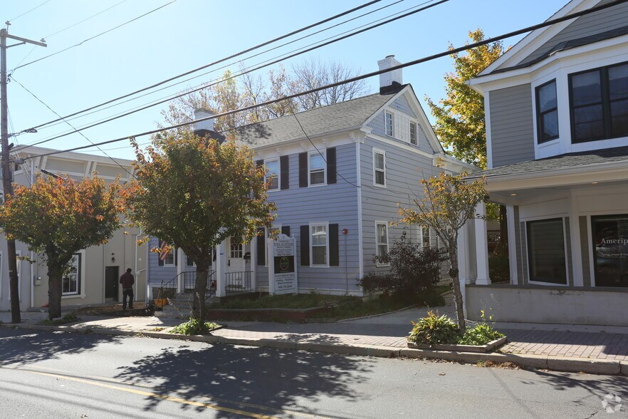 20 Leigh St, Clinton, NJ 08809