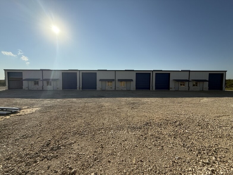 8081 Old Bastrop Rd, New Braunfels, TX for lease - Building Photo - Image 2 of 13