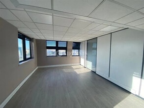 Office in Charenton-le-Pont for lease Interior Photo- Image 2 of 4