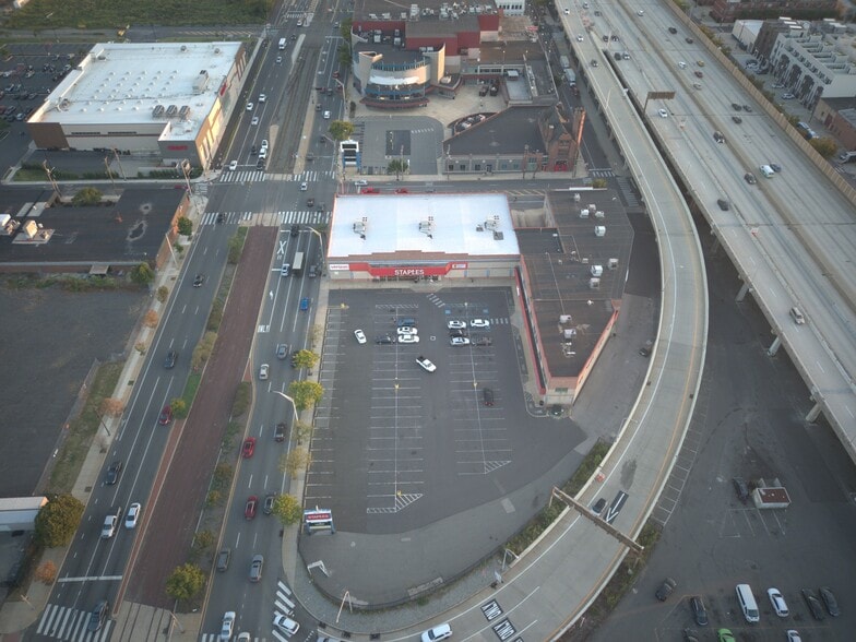 1100 & 1300 S Christopher Columbus Blvd portfolio of 2 properties for sale on LoopNet.com - Building Photo - Image 2 of 8