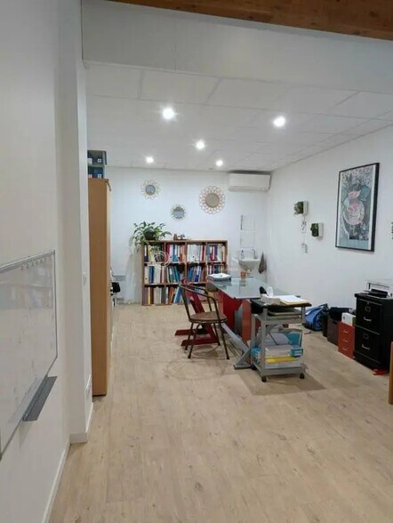 Office in  for lease - Interior Photo - Image 2 of 4