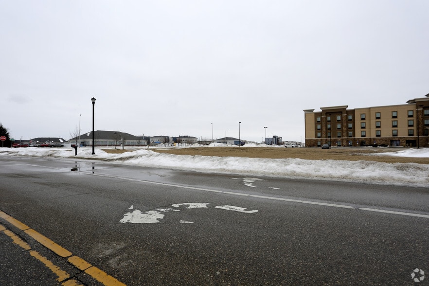 4650 S Agassiz Crossing, Fargo, ND 58104