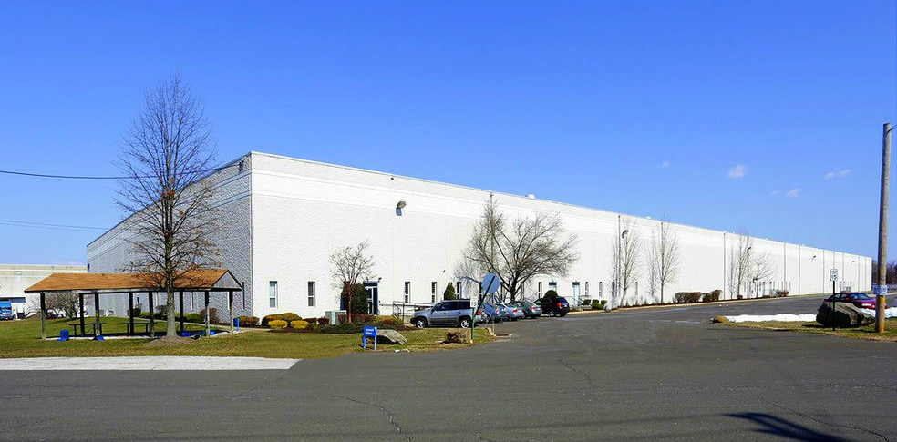 37 Runway Rd, Levittown, PA for lease - Building Photo - Image 3 of 5