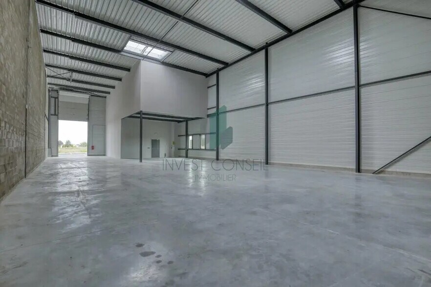 Flex in Persan for lease - Building Photo - Image 1 of 6