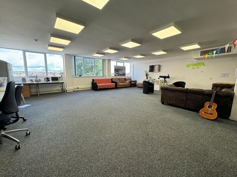 33 Kingston Crescent, Portsmouth for lease - Building Photo - Image 3 of 28