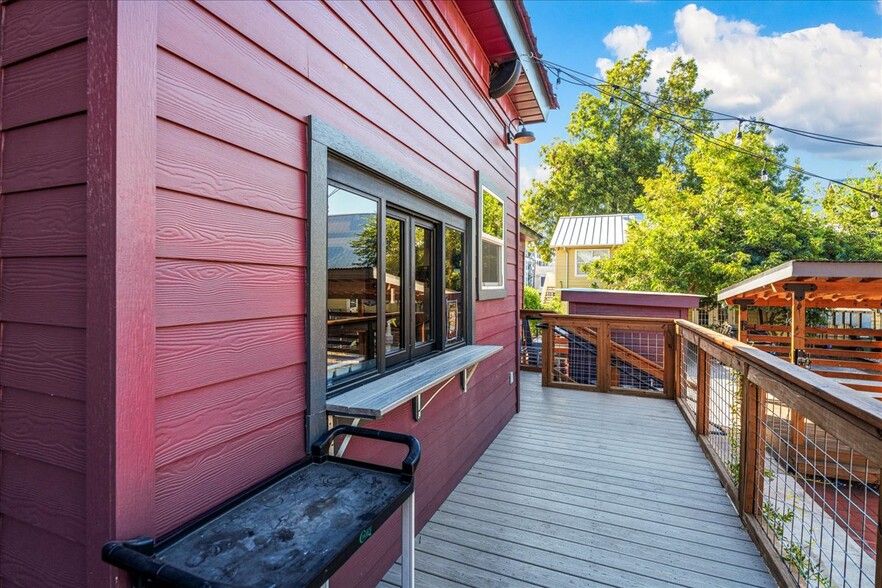 217 W Hopkins St, San Marcos, TX for sale - Building Photo - Image 3 of 62