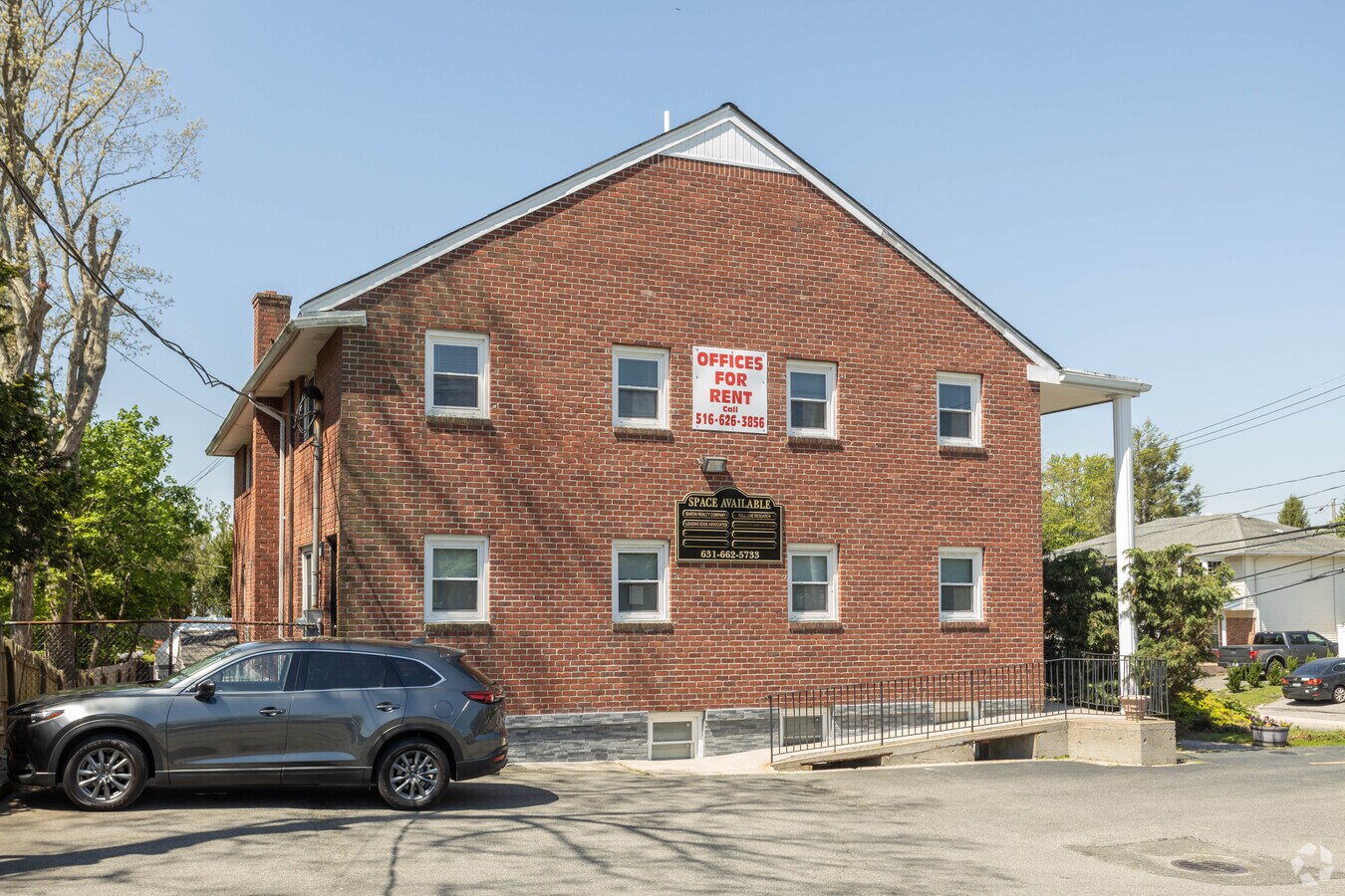 264 Haypath Rd, Old Bethpage, NY 11804