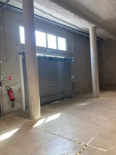 Flex in Lyon for lease - Interior Photo - Image 2 of 4