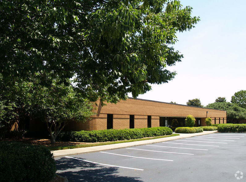 1351 Oakbrook Dr, Norcross, GA for lease - Building Photo - Image 3 of 7