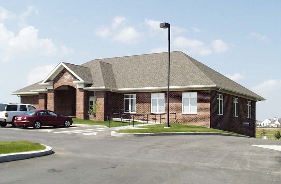 28 Hawk Ridge Cir, Lake Saint Louis, MO for lease - Building Photo - Image 3 of 9