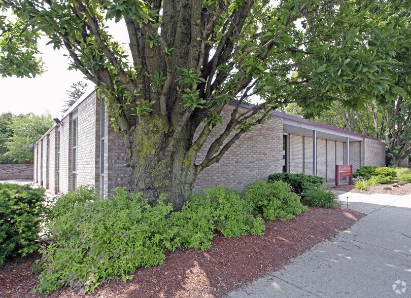 26125 Woodward Ave, Huntington Woods, MI 48070