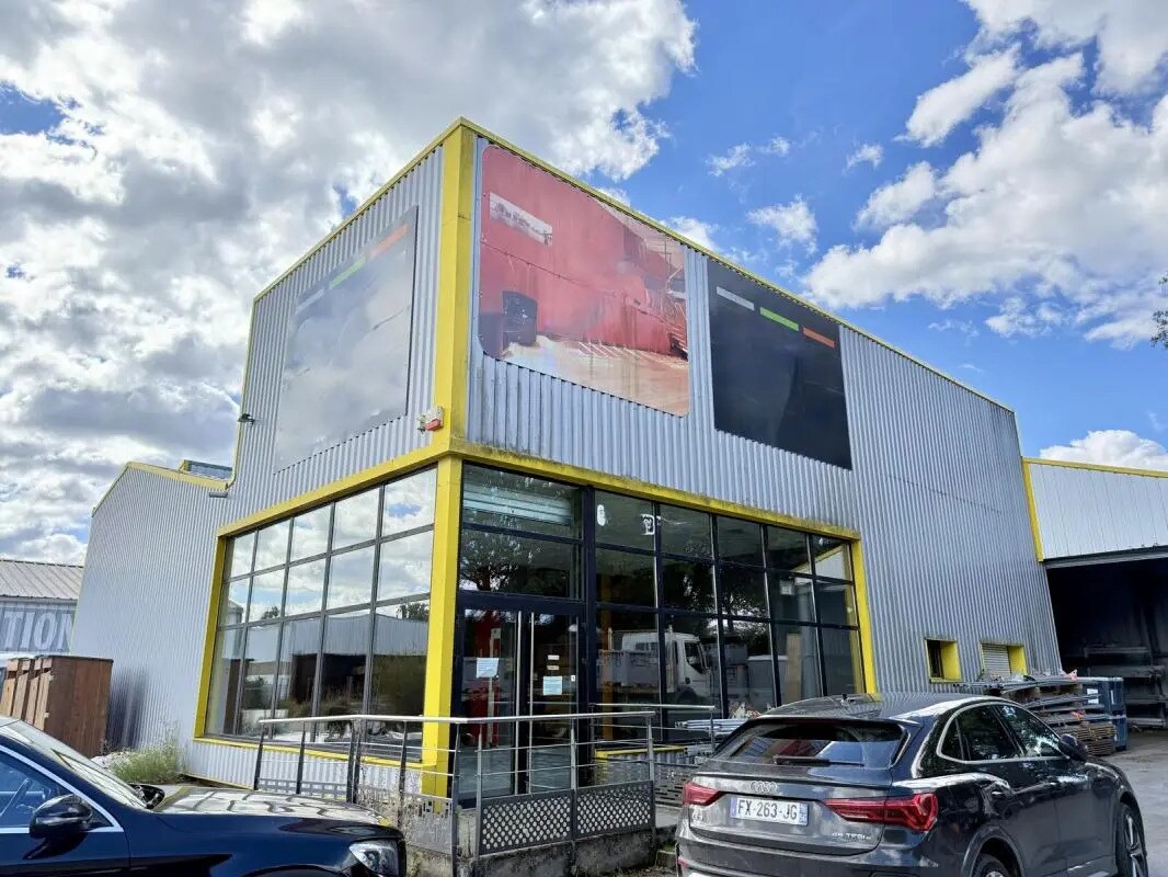 Retail in Theix-Noyalo for lease Building Photo- Image 1 of 5