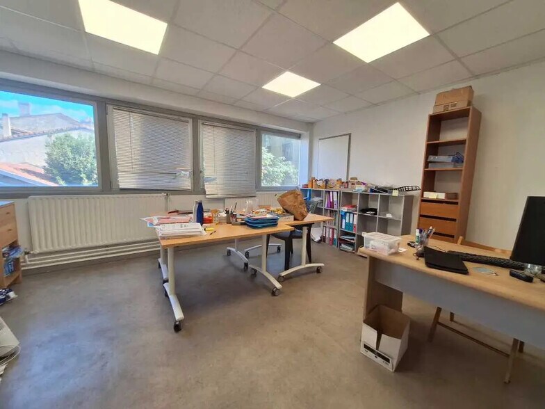 Office in Bordeaux for lease - Interior Photo - Image 3 of 10