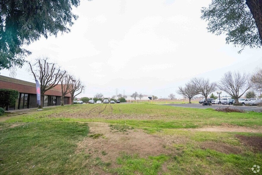 3744 W Shaw Ave, Fresno, CA for sale - Primary Photo - Image 1 of 1