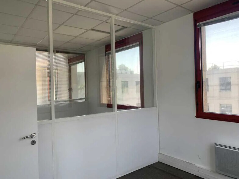 Office in Créteil for lease - Interior Photo - Image 2 of 6