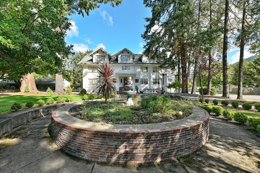 124 N Main St, Canyonville, OR 97417