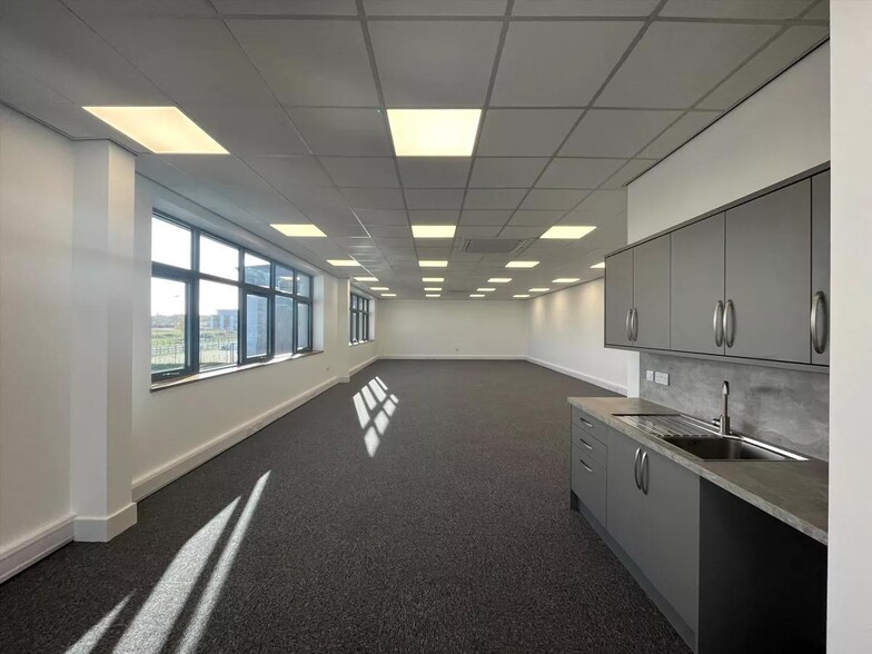 First Av, Doncaster for lease - Interior Photo - Image 3 of 3