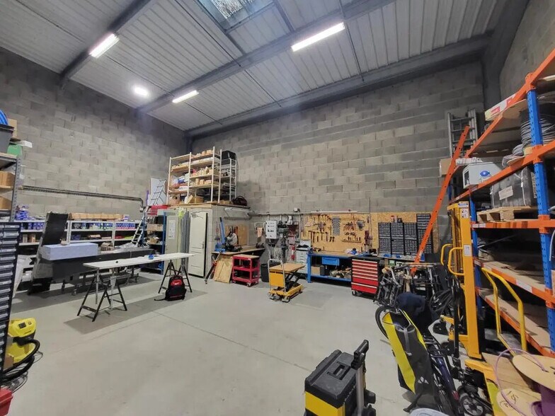 Flex in Décines-Charpieu for lease - Interior Photo - Image 2 of 5