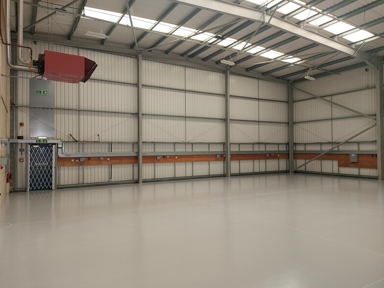 Units 17-18, Decimus Park, Tunbridge Wells for lease - Interior Photo - Image 3 of 7