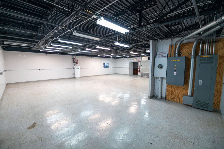 503 Healey St, Champaign, IL for lease - Building Photo - Image 3 of 12