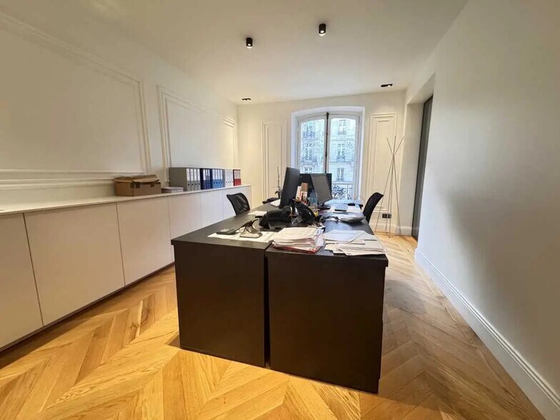 Office in Paris for sale - Interior Photo - Image 2 of 7