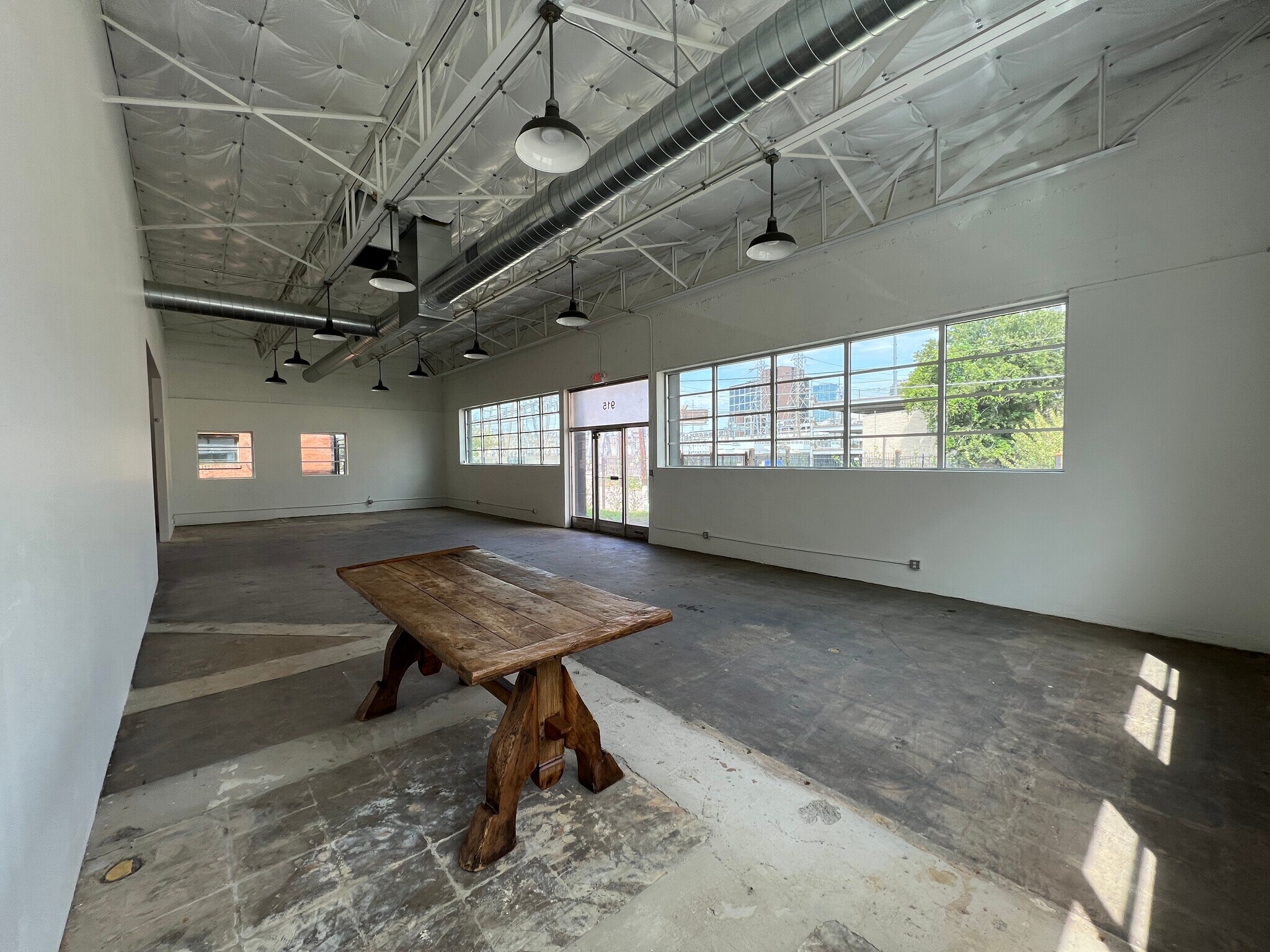 915 Slocum St, Dallas, TX for lease Interior Photo- Image 1 of 4