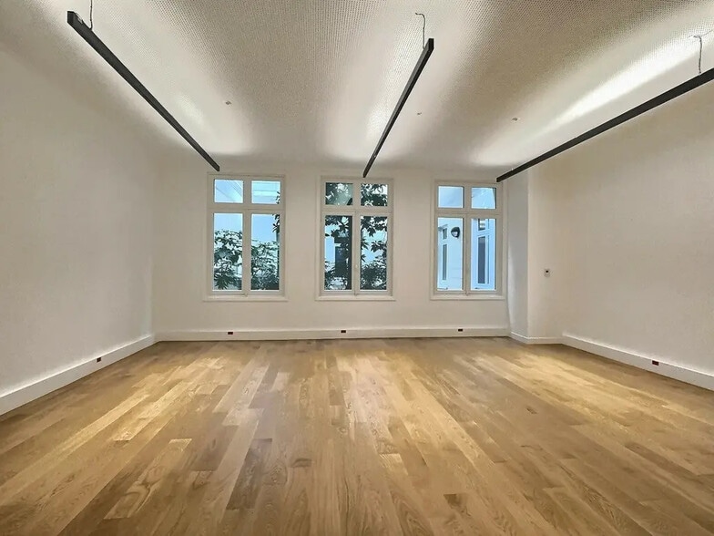 42 Rue De Bassano, Paris for lease - Building Photo - Image 1 of 13