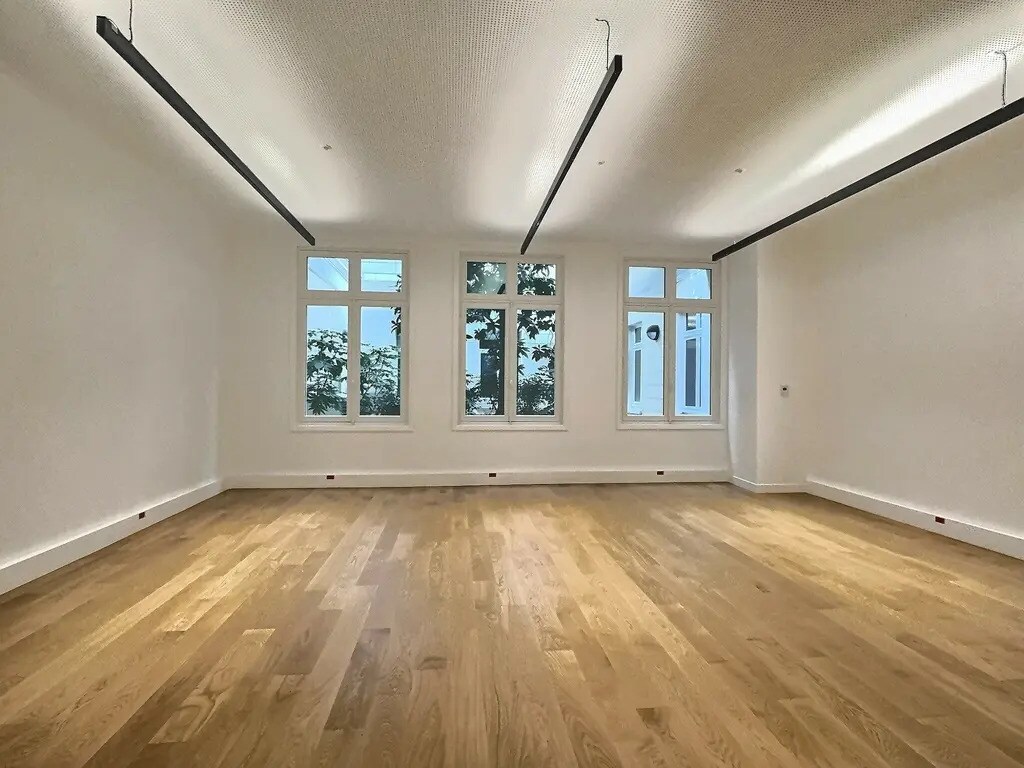 42 Rue De Bassano, Paris for lease Building Photo- Image 1 of 14