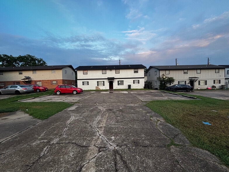 CA$HFLOW - FULLY REMODELED - 16 UNITS portfolio of 4 properties for sale on LoopNet.com - Building Photo - Image 2 of 9