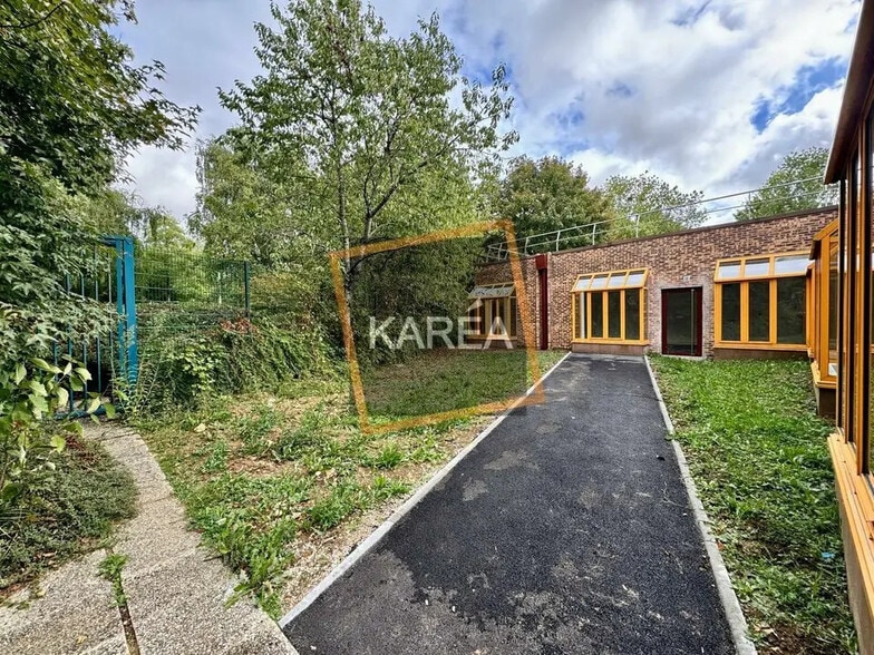 Flex in Croissy-Beaubourg for lease - Building Photo - Image 2 of 5