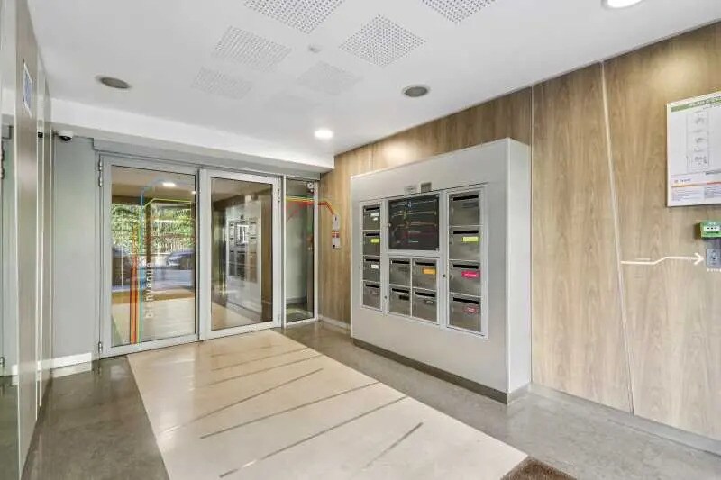 Office in Clichy for sale - Lobby - Image 2 of 13