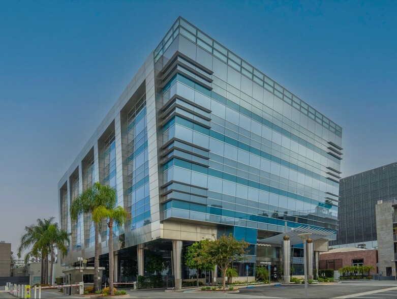 6040 W Sunset Blvd, Los Angeles, CA for lease - Building Photo - Image 1 of 16