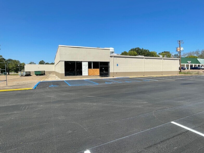 26591 E Main St, West Point, MS 39773