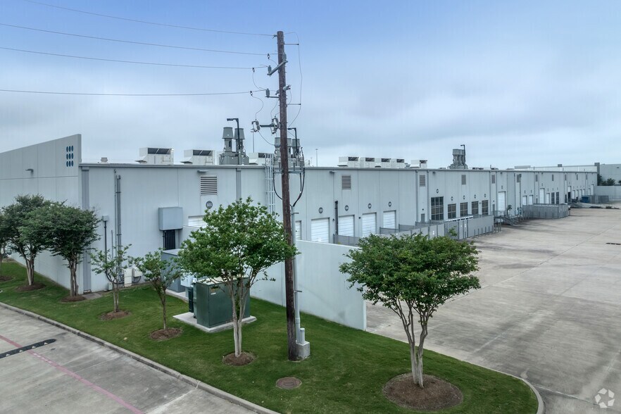 8846 N Sam Houston Pky W, Houston, TX for lease - Building Photo - Image 2 of 4