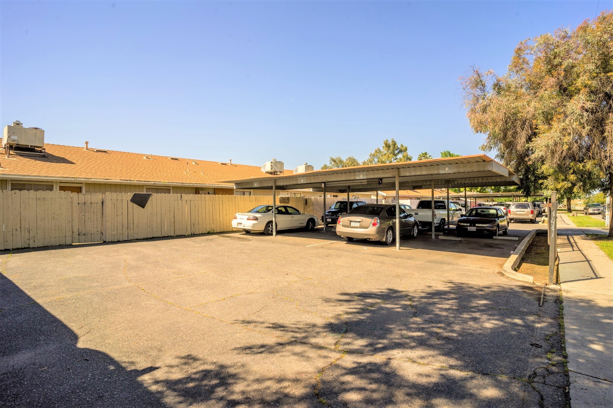 4781 E Ashlan Ave, Fresno, CA 93726 - Ashlan Lagoon Apartments | LoopNet